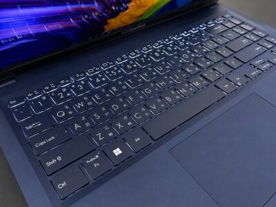 ASUS ExpertBook 白色背光鍵盤特寫 寶藍色金屬機身 商務筆電