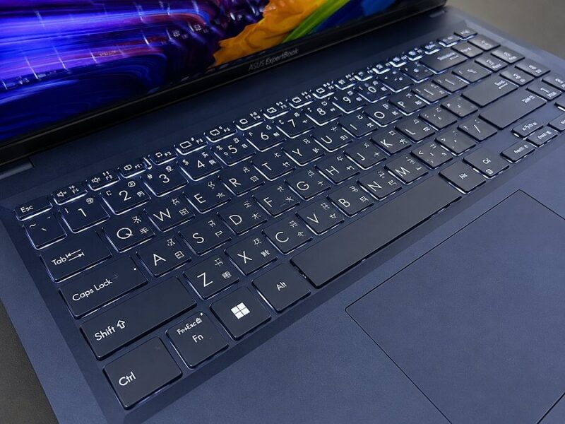 ASUS ExpertBook 白色背光鍵盤特寫 寶藍色金屬機身 商務筆電
