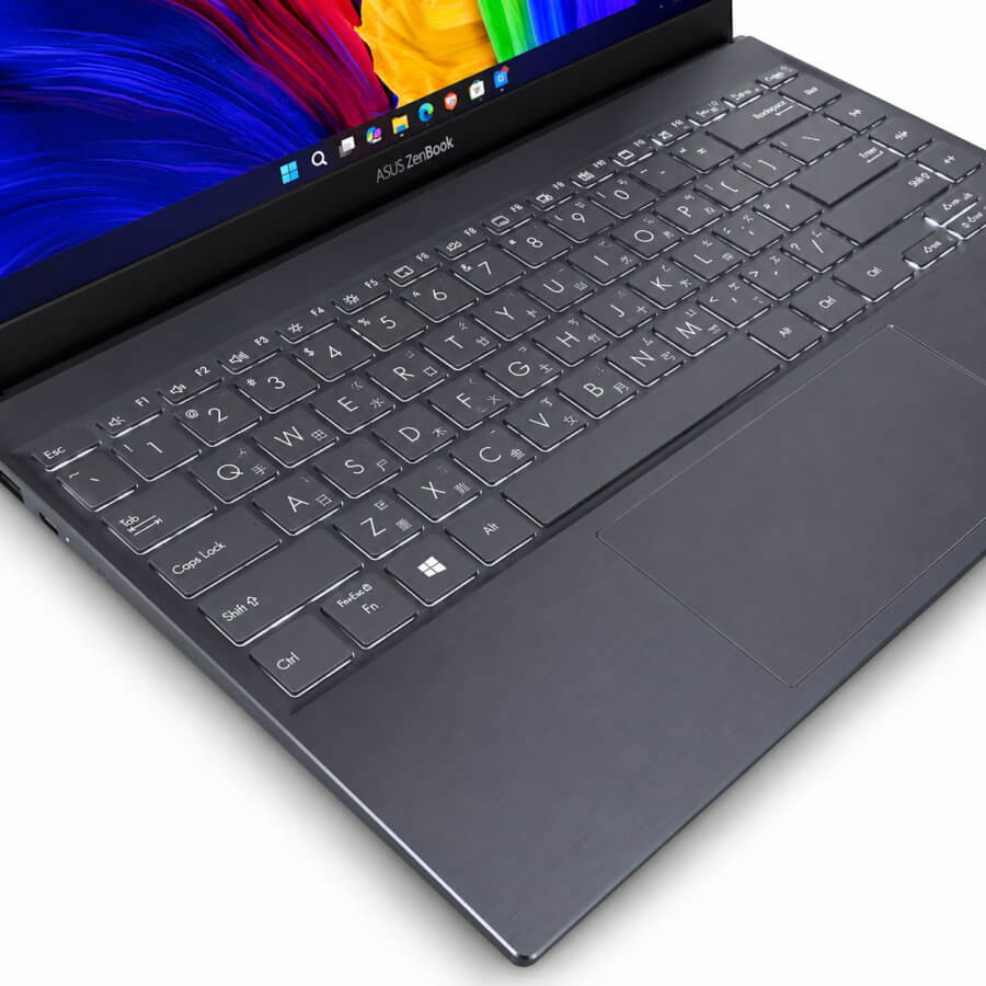 ASUS ZenBook UX425J 鍵盤特寫,白色背光鍵盤、鐵灰金屬掌托與舒適打字配置