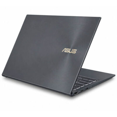ASUS ZenBook UX425J 左後方 45 度外觀,展現超薄機身設計與鐵灰金屬質感。