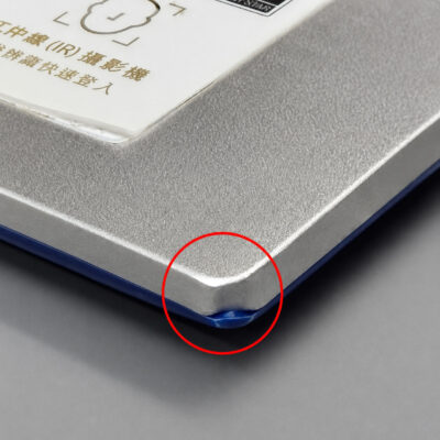 ASUS VivoBook S531FL 機身右前角有輕微缺角，已以紅色圓圈標示，僅為外觀使用痕跡，不影響筆電正常使用及功能