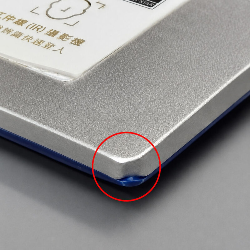 ASUS VivoBook S531FL 機身右前角有輕微缺角，已以紅色圓圈標示，僅為外觀使用痕跡，不影響筆電正常使用及功能