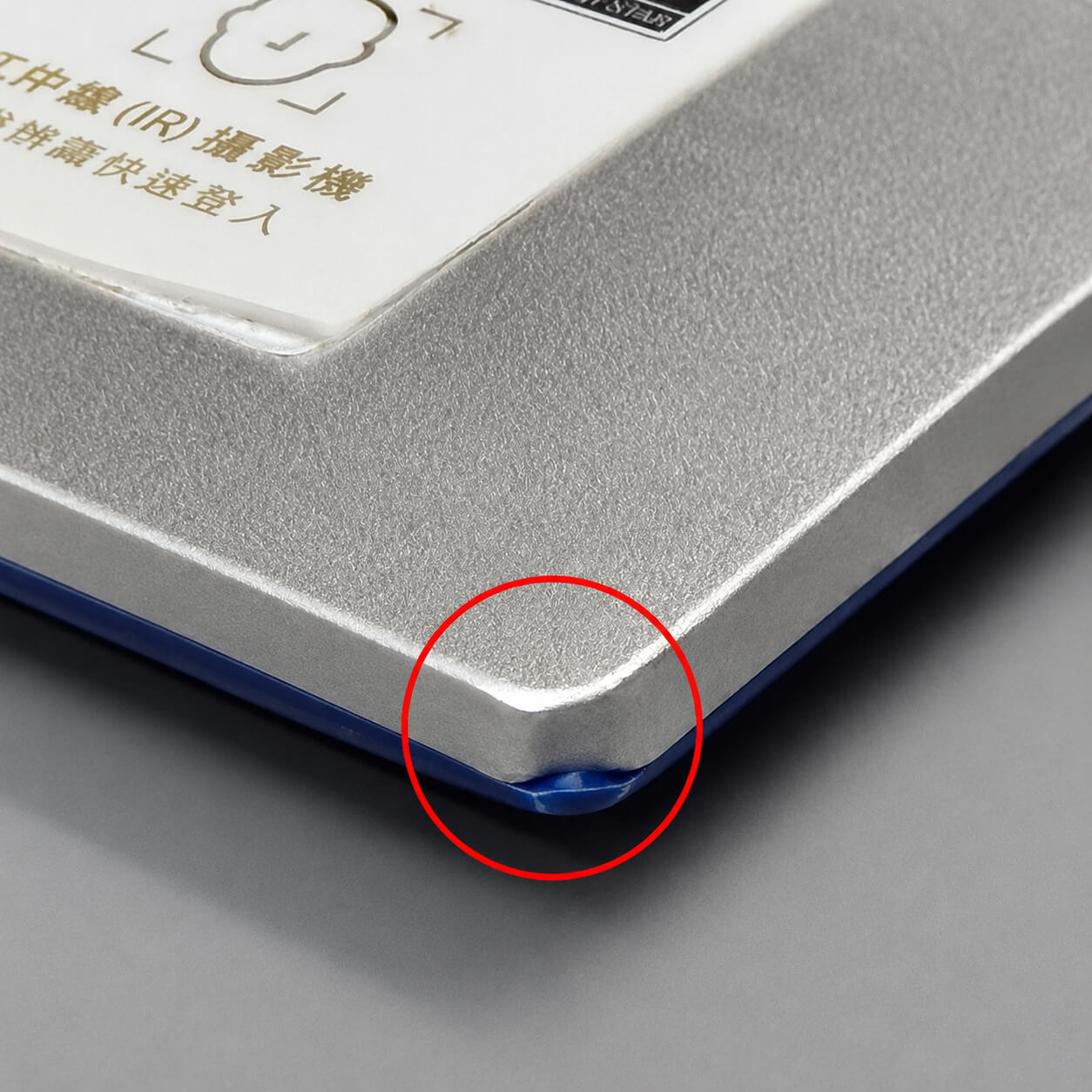 ASUS VivoBook S531FL Corner Cosmetic Damage ASUS VivoBook S531FL 機身右前角有輕微缺角,已以紅色圓圈標示,僅為外觀使用痕跡,不影響筆電正常使用及功能