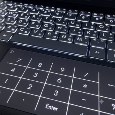 ASUS UX325EA 鍵盤面與觸控板特寫